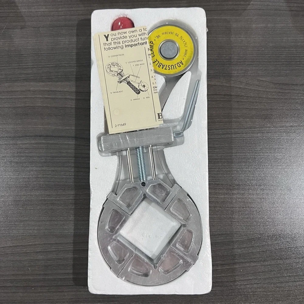 Merle‎ Adjustable Corner Clamp